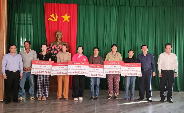 호 꾸옥 중 부총리가 13호 폭풍으로 피해를 입은 잘라이 주민들을 방문하여 선물을 전달했습니다. - 사진 4. Phó Thủ tướng Hồ Quốc Dũng thăm, tặng quà người dân Gia Lai bị ảnh hưởng do bão số 13- Ảnh 4.