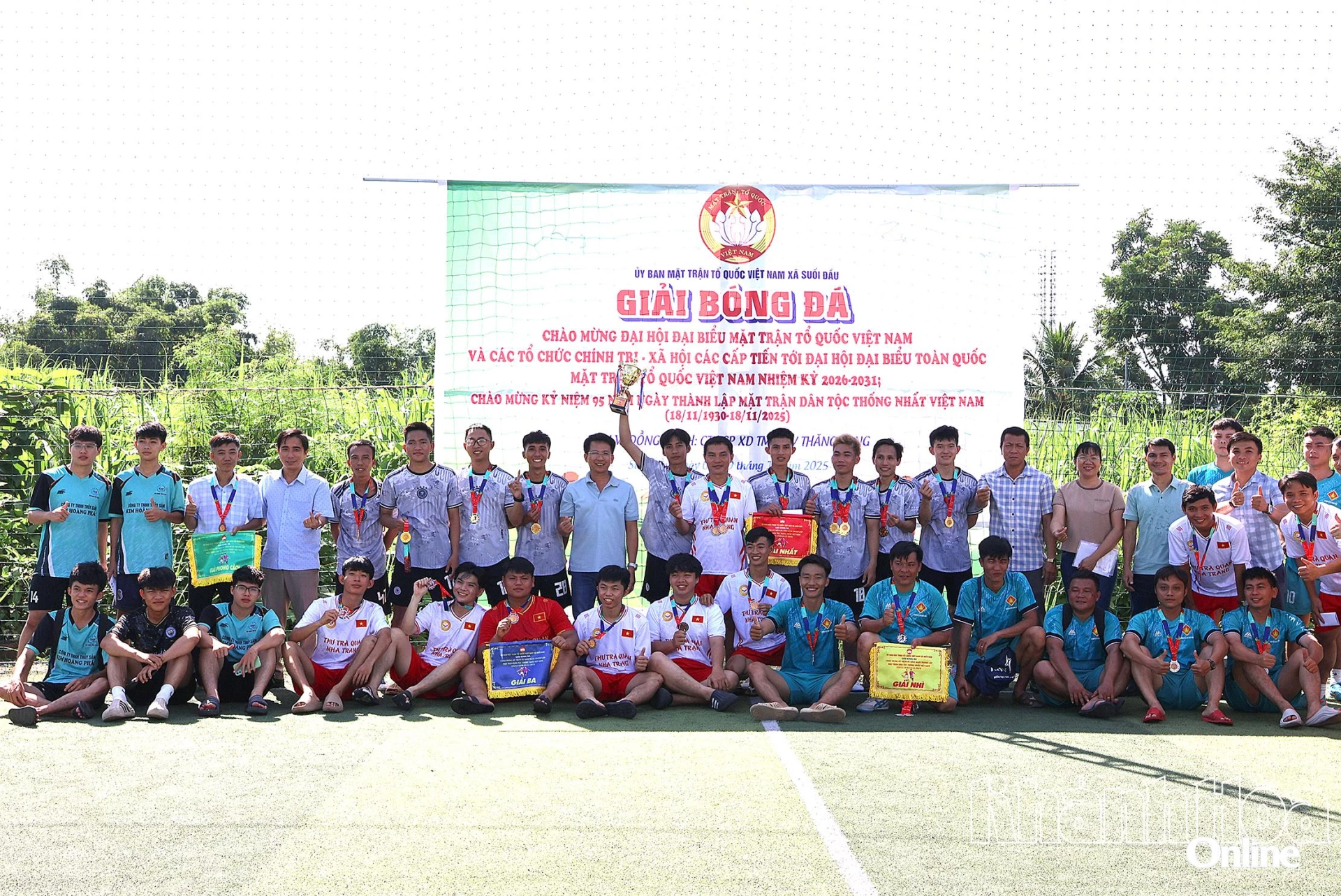 Організаційний комітет вручив призи та сфотографувався з командами-учасниками.