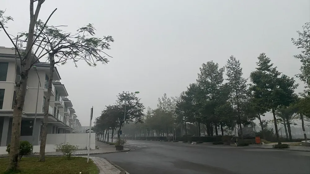 ໃນໄລຍະ 2-3 ມື້ທີ່ຜ່ານມາ, ຢູ່ຮ່າໂນ້ຍ ໄດ້ມີຝົນຕົກຢ່າງບໍ່ຢຸດຢັ້ງ, ທ້ອງຟ້າມີເມກໝອກປົກຫຸ້ມ. ພາບ: PHUC HAU