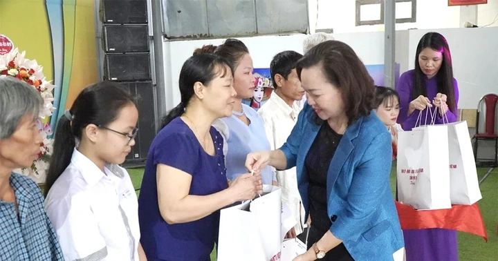 Phó Chủ tịch HĐND tỉnh Nguyễn Thị Cẩm Phương dự Ngày hội Đại đoàn kết toàn dân tộc tại xã Bình Phú