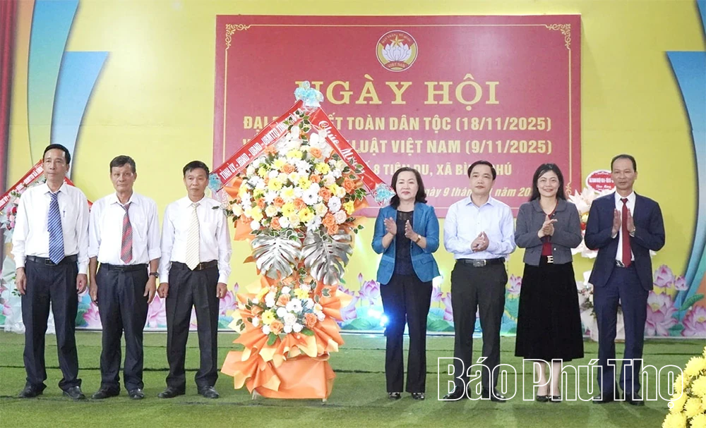 ທ່ານ​ນາງ​ຮອງ​ປະ​ທານ​ສະ​ພາ​ປະ​ຊາ​ຊົນ​ແຂວງ ຫງວຽນ​ທິ​ກມ​ເຟືອງ ໄດ້​ເຂົ້າ​ຮ່ວມ​ສະ​ເຫຼີມ​ສະ​ຫຼອງ​ວັນ​ສາ​ກົນ​ໃຫຍ່​ແຫ່ງ​ຊາດ​ຢູ່​ເຂດ 8, ຕາ​ແສງ ຕຽນ​ເຢືອງ, ຕາ​ແສງ ບິ່ງ​ຟູ.