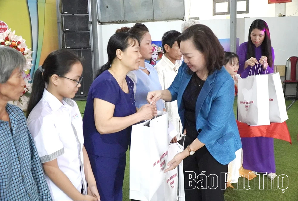 ທ່ານ​ນາງ​ຮອງ​ປະ​ທານ​ສະ​ພາ​ປະ​ຊາ​ຊົນ​ແຂວງ ຫງວຽນ​ທິ​ກມ​ເຟືອງ ໄດ້​ເຂົ້າ​ຮ່ວມ​ສະ​ເຫຼີມ​ສະ​ຫຼອງ​ວັນ​ສາ​ກົນ​ໃຫຍ່​ແຫ່ງ​ຊາດ​ຢູ່​ເຂດ 8, ຕາ​ແສງ ຕຽນ​ເຢືອງ, ຕາ​ແສງ ບິ່ງ​ຟູ.