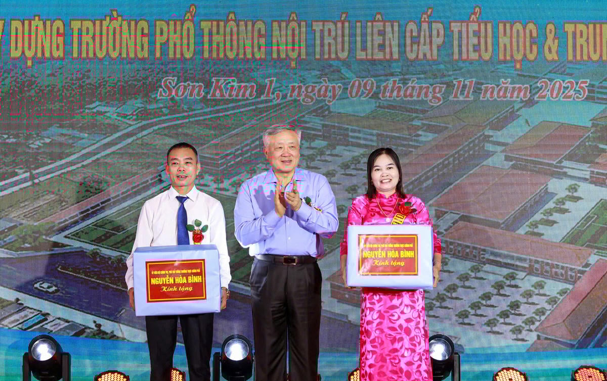 Deputy Prime Minister Nguyen Hoa Binh presents gifts to Son Kim 1 Primary School and Son Kim Secondary School. Photo: Cam Ky