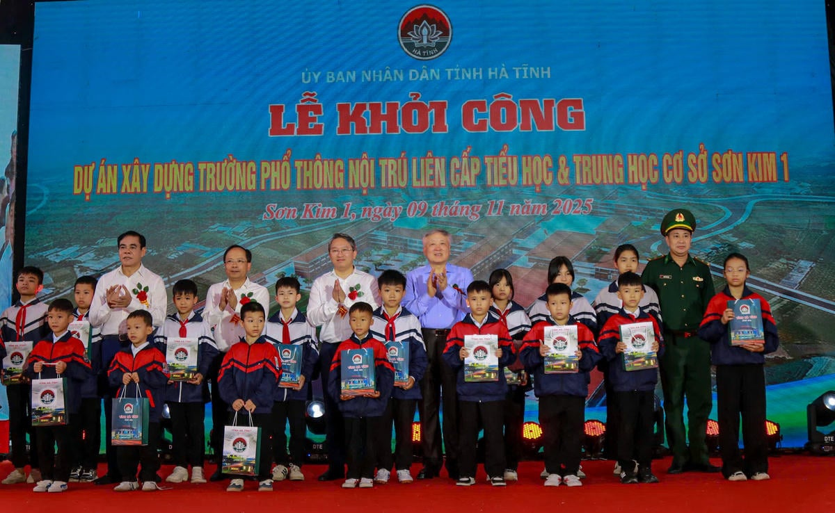 Delegates presented gifts to students in Son Kim 1 commune. Photo: Cam Ky