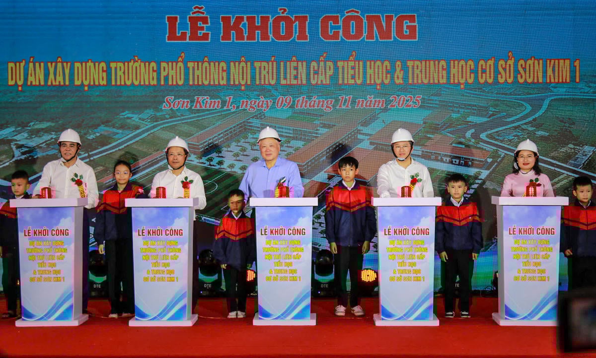 Permanent Deputy Prime Minister Nguyen Hoa Binh and delegates performed the groundbreaking ceremony for the Son Kim 1 Inter-level Boarding School Project. Photo: Cam Ky