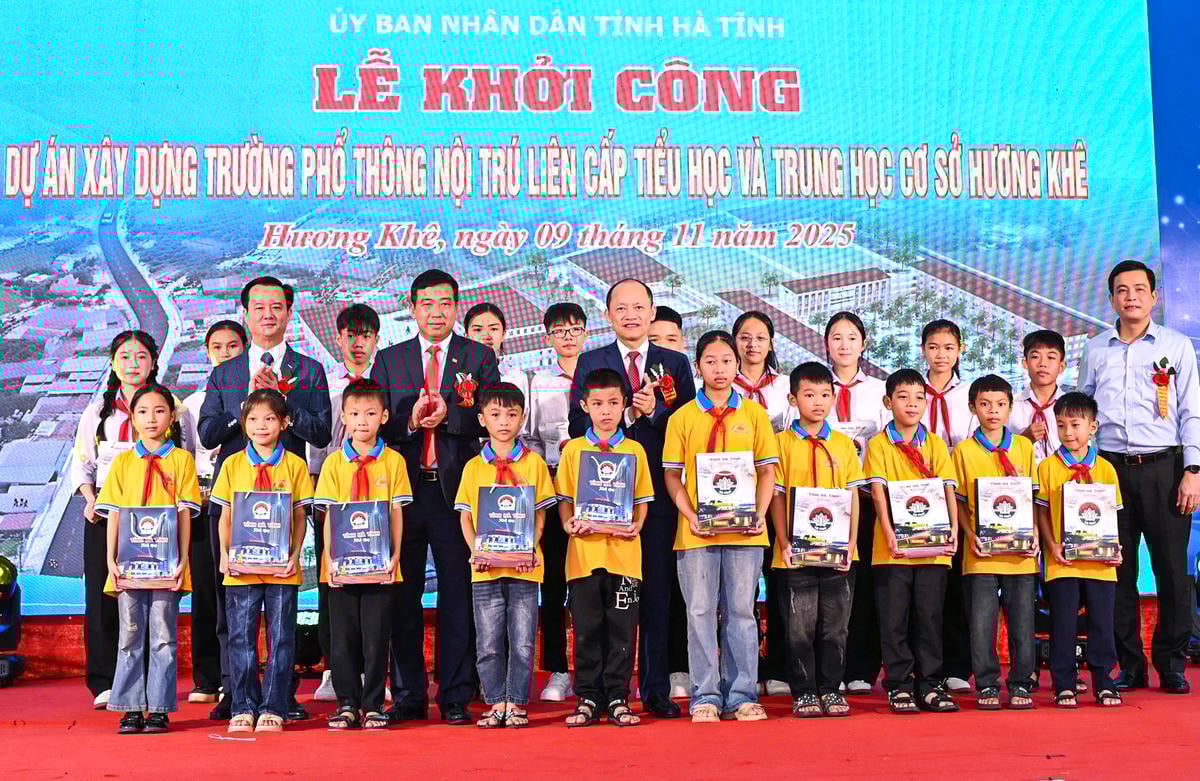 Representatives of Ha Tinh province's leaders presented gifts to students of Phu Gia Secondary School.