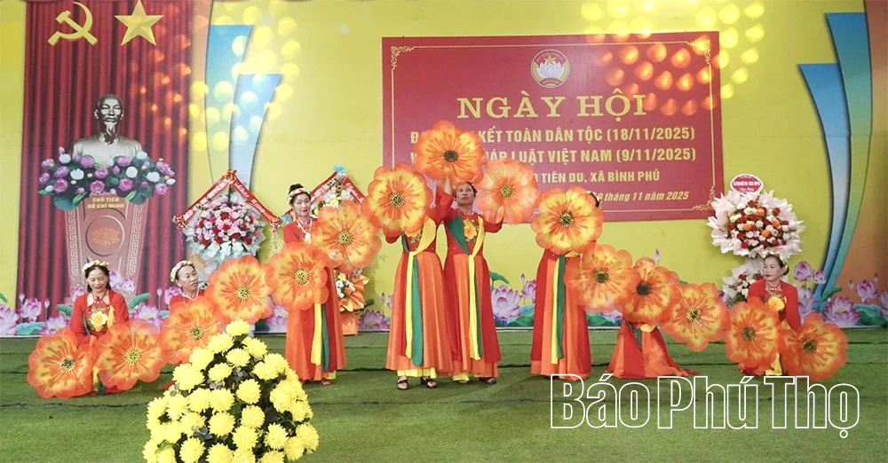 ທ່ານ​ນາງ​ຮອງ​ປະ​ທານ​ສະ​ພາ​ປະ​ຊາ​ຊົນ​ແຂວງ ຫງວຽນ​ທິ​ກມ​ເຟືອງ ໄດ້​ເຂົ້າ​ຮ່ວມ​ສະ​ເຫຼີມ​ສະ​ຫຼອງ​ວັນ​ສາ​ກົນ​ໃຫຍ່​ແຫ່ງ​ຊາດ​ຢູ່​ເຂດ 8, ຕາ​ແສງ ຕຽນ​ເຢືອງ, ຕາ​ແສງ ບິ່ງ​ຟູ.