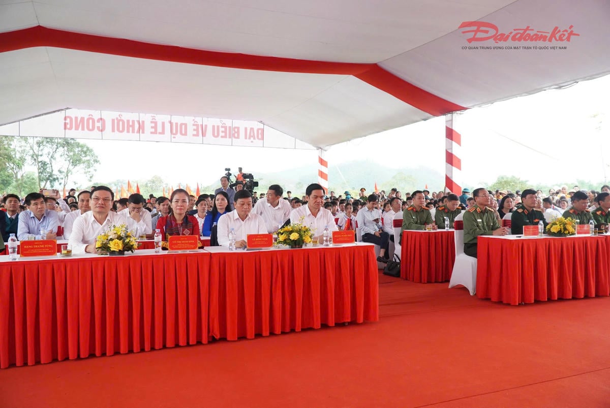 Deputy Minister of Public Security Pham The Tung, leaders of Nghe An province and a large number of students, teachers and people attended the groundbreaking ceremony at the Hanh Lam commune bridge (Nghe An). Photo: BV