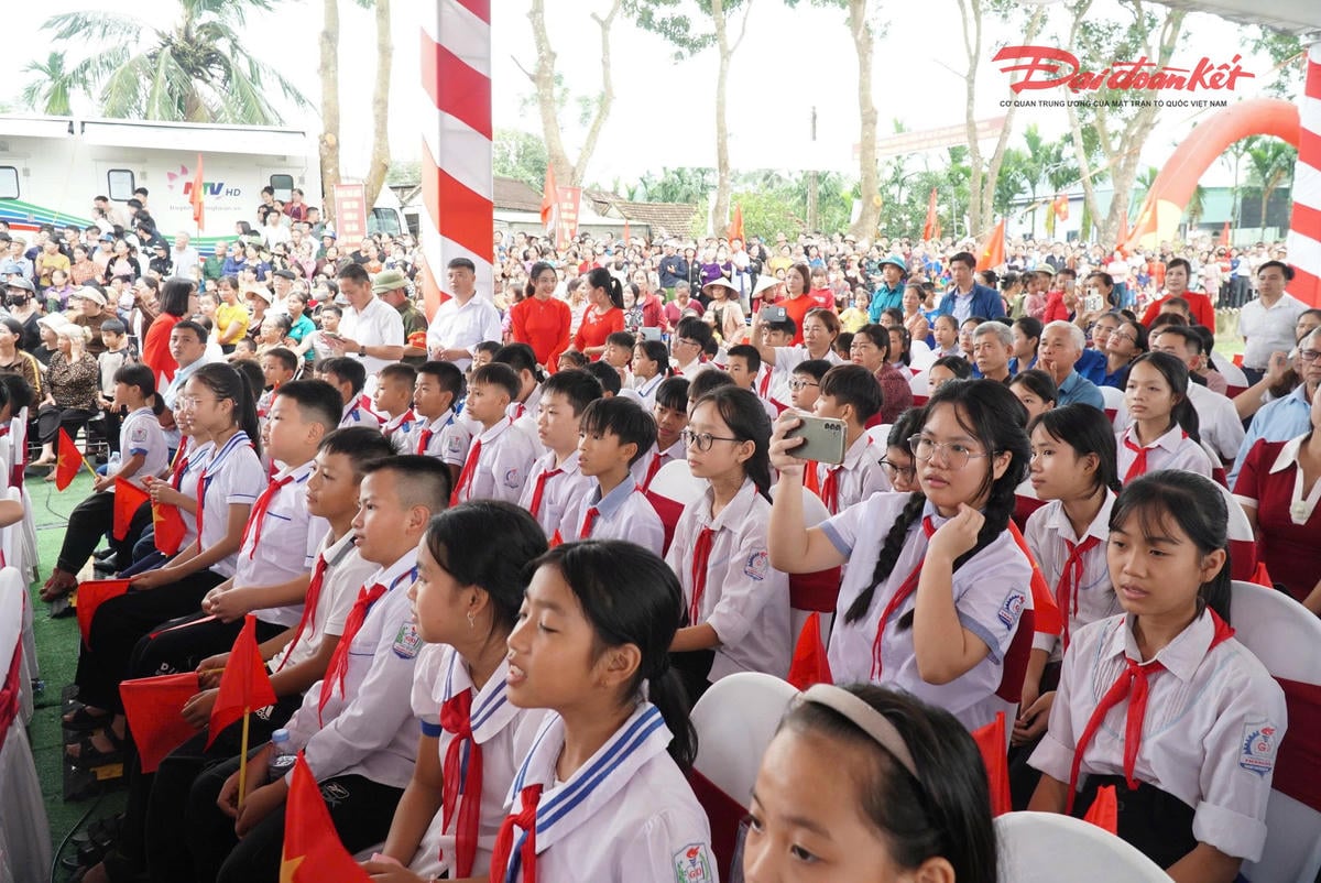 Students at the groundbreaking ceremony for the construction of the primary and secondary boarding school in Hanh Lam commune. Photo: BV