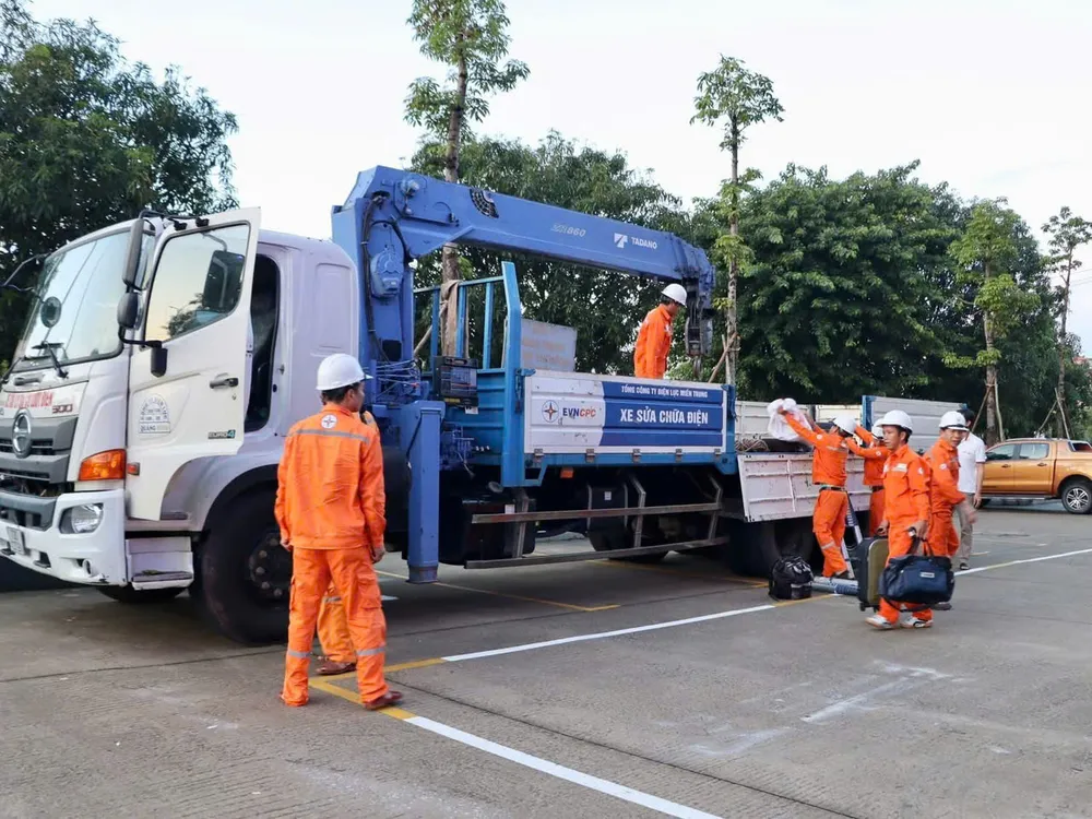 ১৩ নম্বর ঝড়ের পর বিদ্যুৎ গ্রিড পুনরুদ্ধারে সহায়তা করার জন্য ইভিএনসিপিসি আরও ১,০০০ কর্মকর্তা, প্রকৌশলী এবং কর্মীকে গিয়া লাই এবং ডাক লাকে পাঠাচ্ছে।