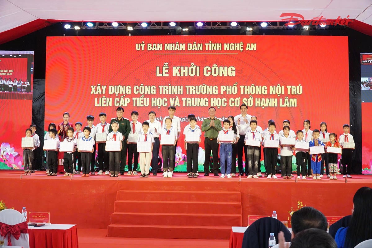 Representatives of the central ministries, branches and Nghe An province presented 15 gifts to primary school students and 15 students of Hanh Lam and Thanh Duc who have difficult circumstances but have excelled in their studies. Photo: HL