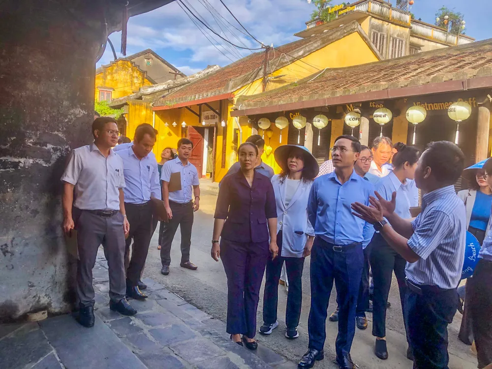 Ledarna i Da Nang lyssnade på en representant från Hoi Ans världsarvscenter för bevarande av kulturarv om försämringen av kulturarv.