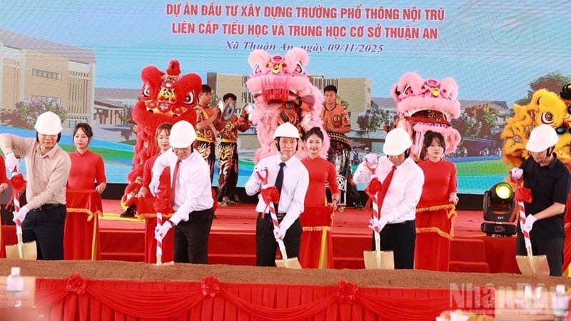 Der stellvertretende Premierminister Ho Duc Phoc nahm an der Grundsteinlegung für den Bau des Internats für Grund- und Sekundarschule Thuan An in der Gemeinde Thuan An, Provinz Lam Dong, teil.