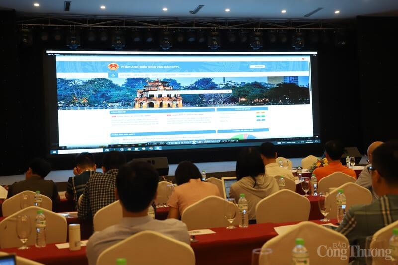 Юридический отдел организовал обучающую программу по использованию Системы получения отзывов и рекомендаций по юридическим документам. Фото: Хоа Куинь.