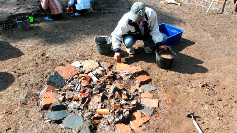 Descoberta de materiais decorativos para o telhado do palácio e um poço da Dinastia Ly no canteiro de obras da Assembleia Nacional, 2008-2009. (Foto: Instituto de Pesquisa da Cidadela Imperial)