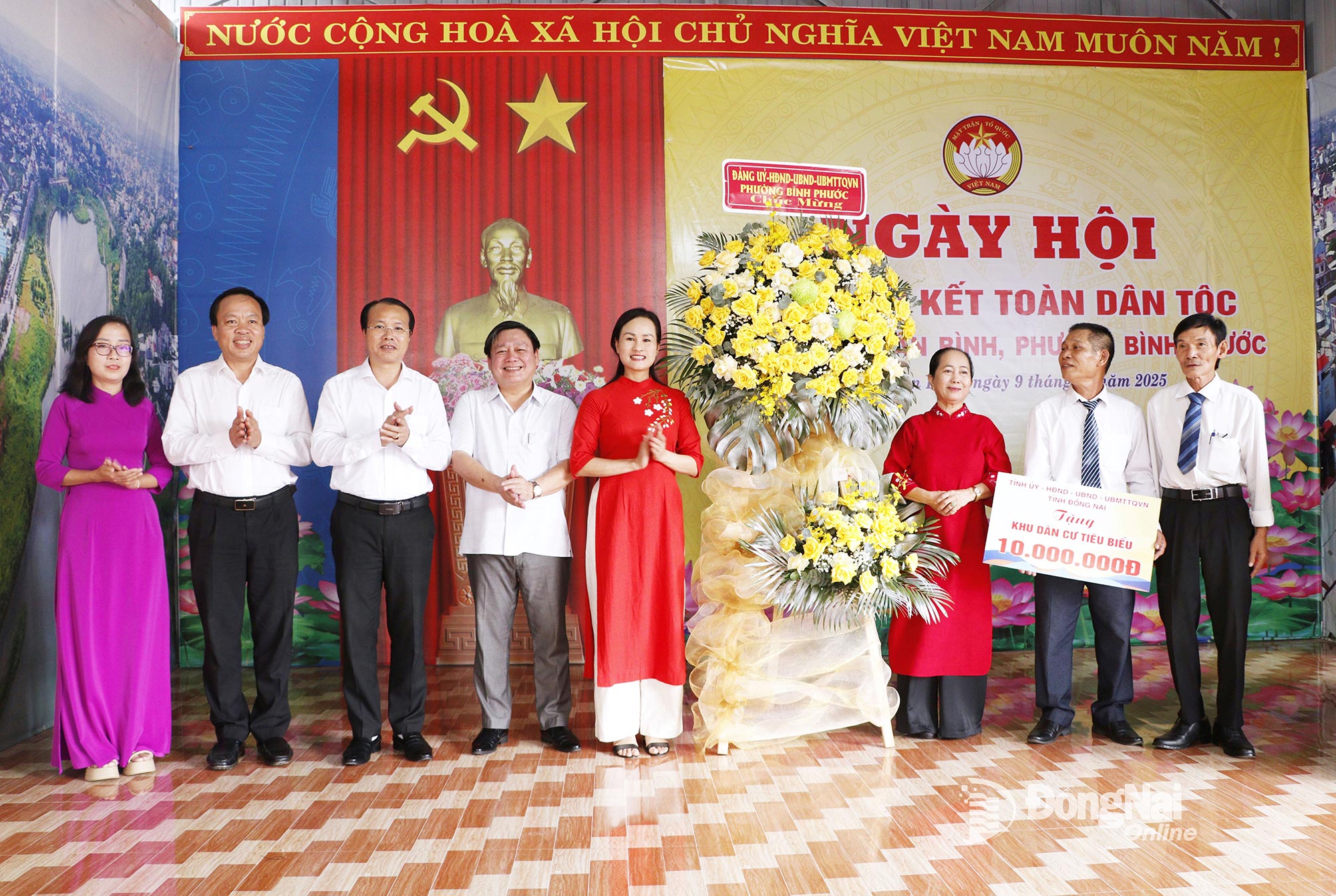 Member of the Provincial Standing Committee, Party Secretary, Chairwoman of the People's Council of Binh Phuoc Ward Giang Thi Phuong Hanh presented flowers and congratulatory gifts from the Provincial Party Committee, People's Council, People's Committee, Vietnam Fatherland Front Committee of Binh Phuoc Province and Ward to Tan Binh residential area. Photo: Nha Tram