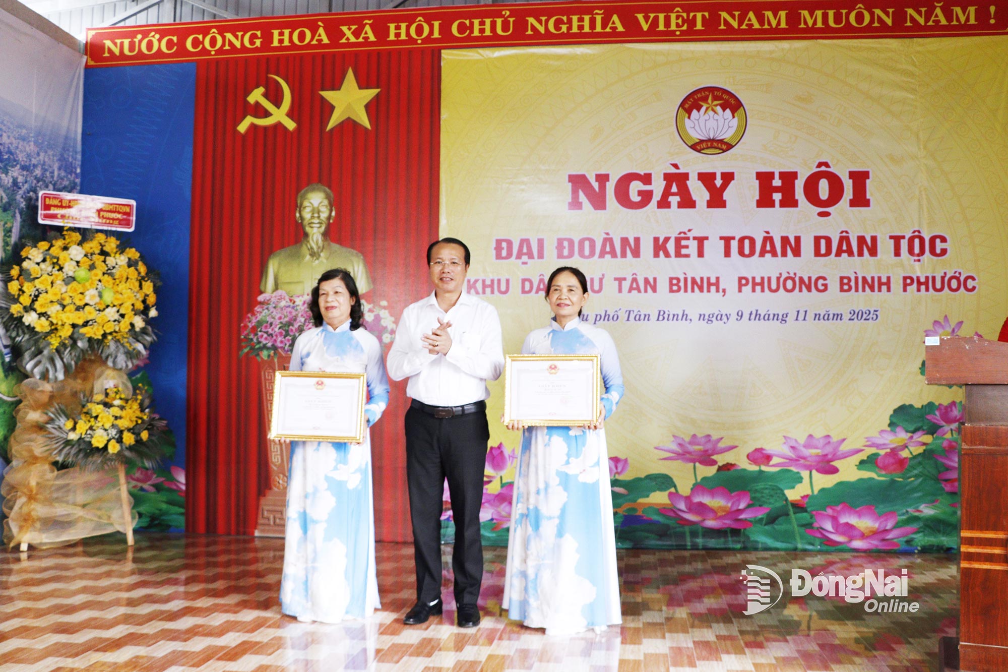 Chairman of Binh Phuoc Ward People's Committee Ngo Hong Khang awarded the ward's certificate of merit to a typical family of Tan Binh residential area. Photo: Nha Tram