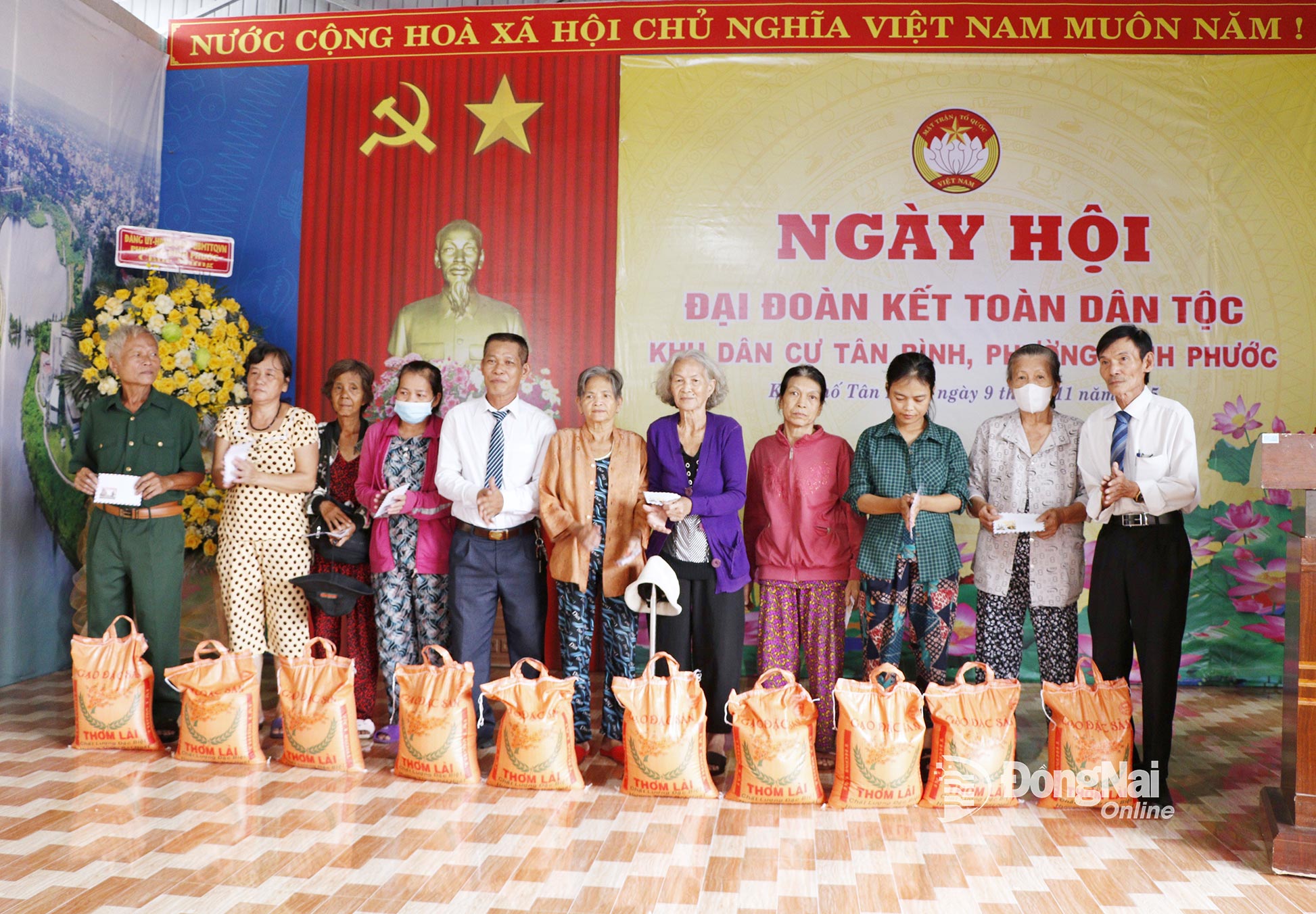 Giving gifts to families in difficult circumstances. Photo: Nha Tram