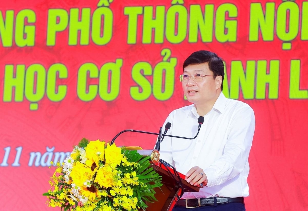 Ông Lê Hồng Vinh, Chủ tịch UBND tỉnh Nghệ An, phát biểu tại điểm cầu xã Hạnh Lâm. Ảnh: Thành Duy.