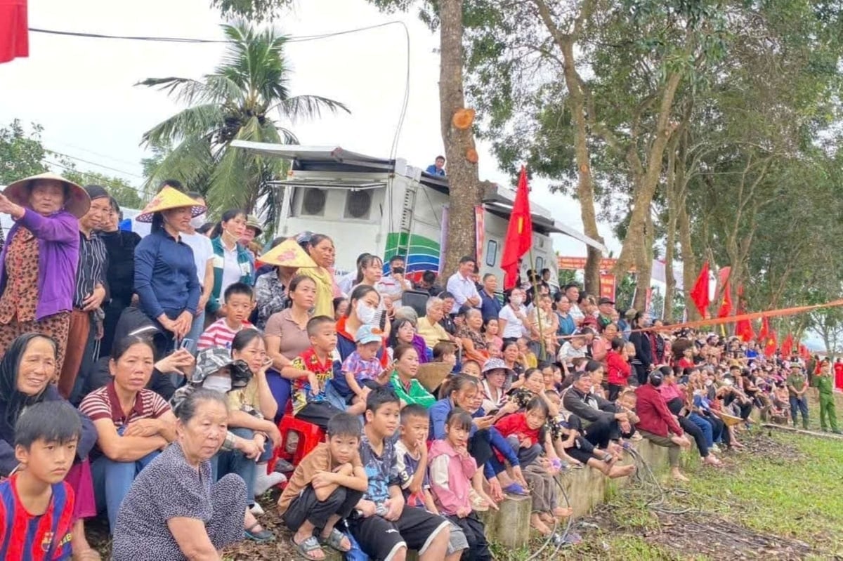 Người dân vùng biên giới tỉnh Nghệ An vui mừng chứng kiến lễ khởi công các trường học. Ảnh: Phạm Tuân.