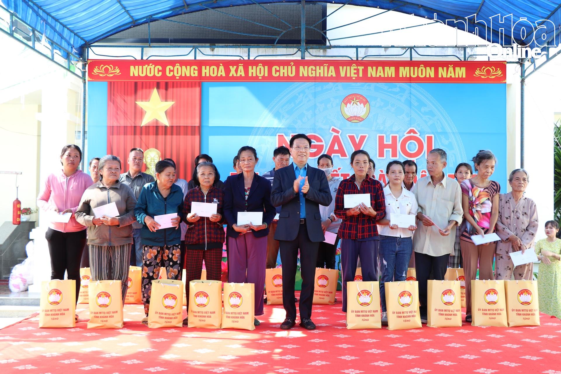 Đồng chí Phan Thanh Liêm trao quà, cho hộ nghèo, cận nghèo, hộ có hoàn cảnh khó khăn và gia đình chính sách trên địa bàn xã Diên Lạc.