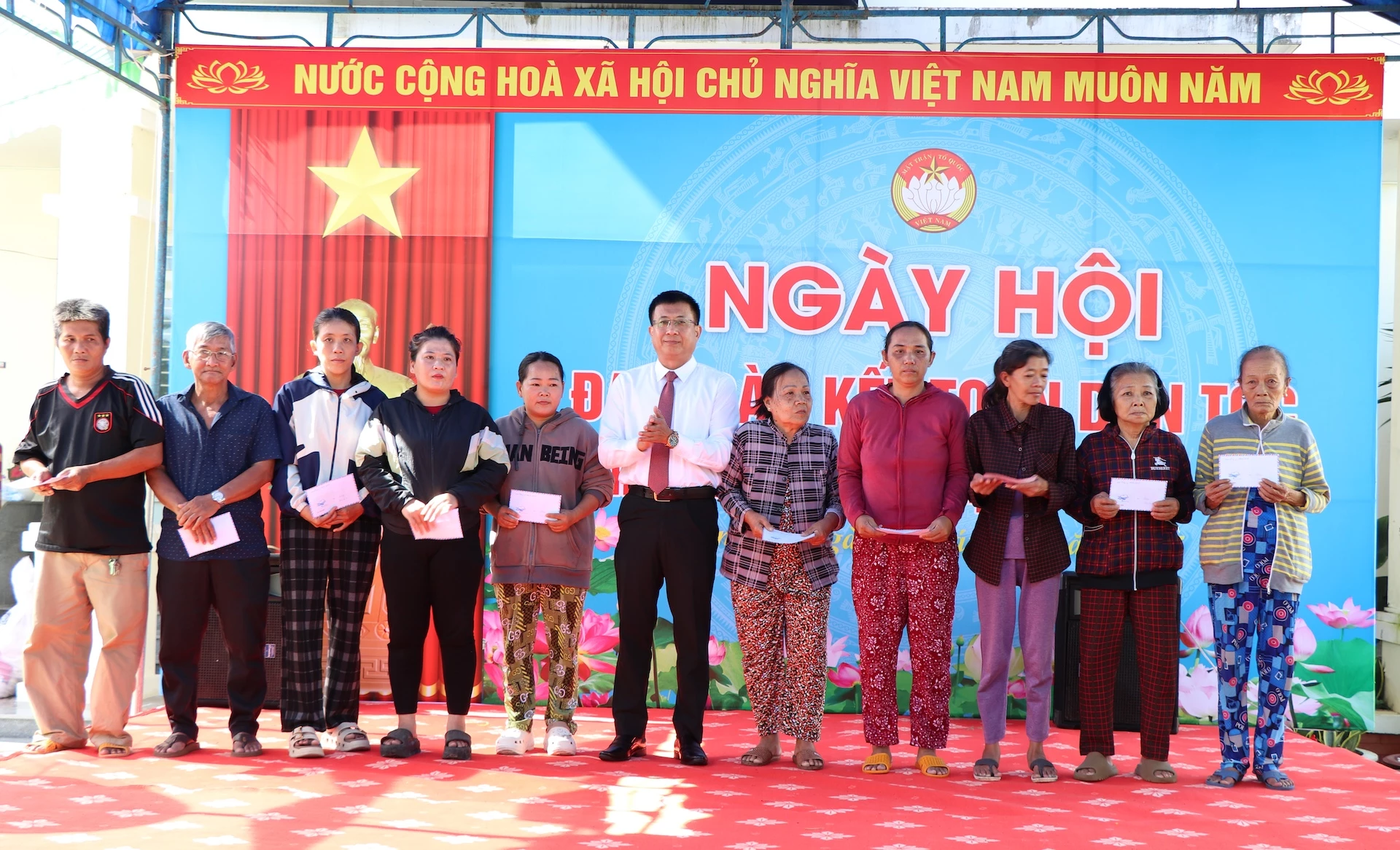 Lãnh đạo Đảng uỷ xã Diên Lạc tặng quà cho các hộ dân.