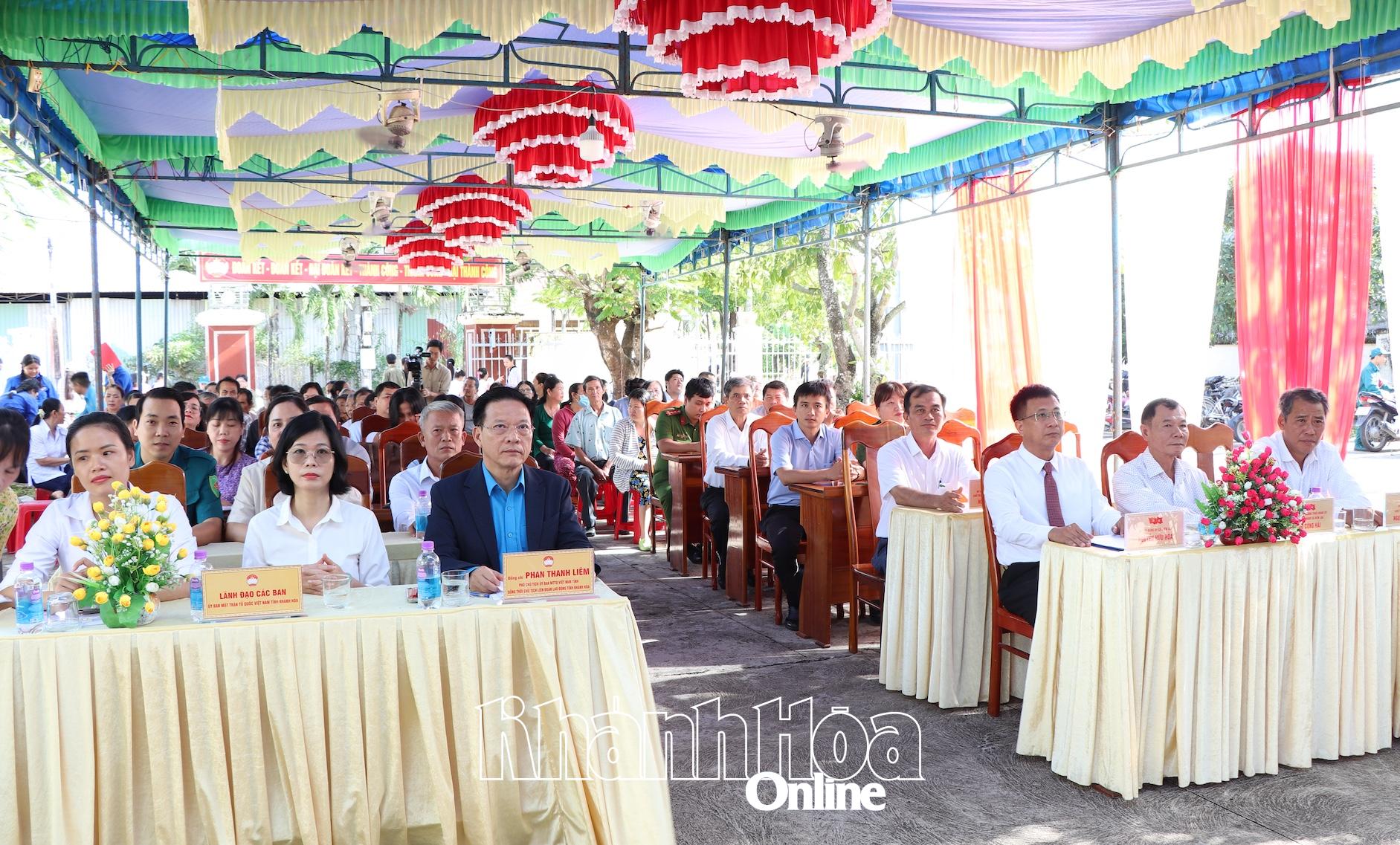 Các đại biểu và Nhân dân thôn Quang Thạnh tham gia Ngày hội đại đoàn kết dân tộc năm 2025.