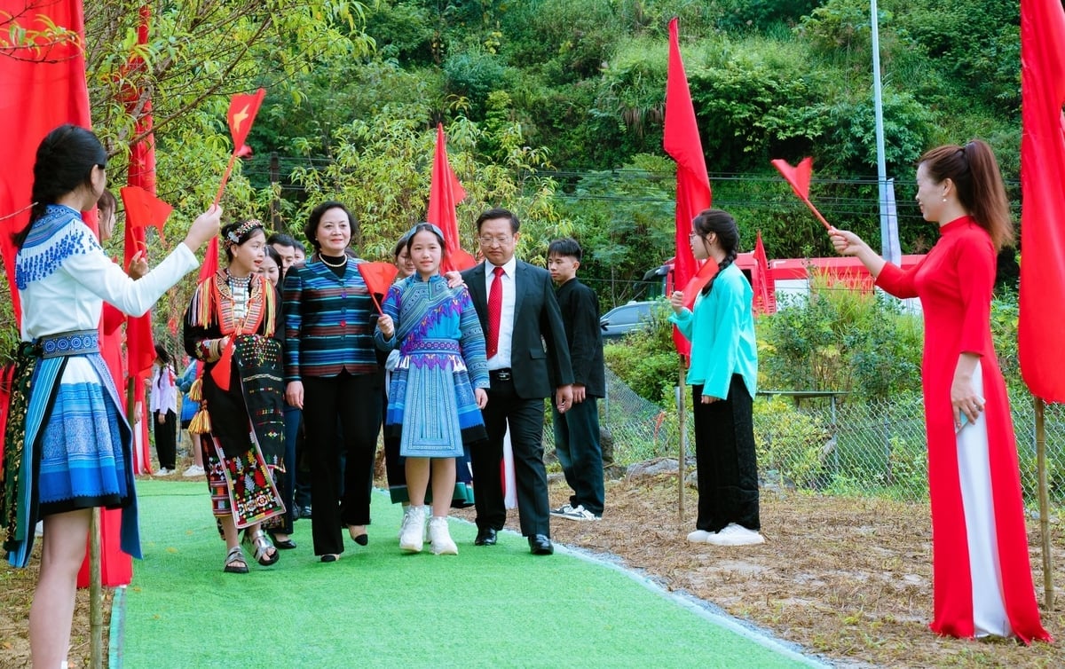 ທ່ານຮອງນາຍົກລັດຖະມົນຕີ Pham Thi Thanh Tra ໄດ້ເຂົ້າຮ່ວມພິທີໄຂງານວາງສະແດງ. ພາບ: ຮືງຮືງ. Phó Thủ tướng Chính phủ Phạm Thị Thanh Trà tới dự lễ khởi công. Ảnh: Hữu Huỳnh.