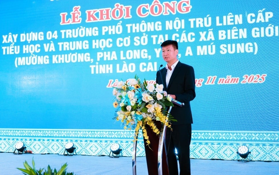 ທ່ານ ເຈີ່ນຮຸຍຕວນ, ປະທານຄະນະກຳມະການປະຊາຊົນແຂວງລາວກາຍ ກ່າວຄຳເຫັນທີ່ພິທີລົງເລິກການກໍ່ສ້າງ. ພາບ: ຮືງຮືງ. Ông Trần Huy Tuấn, Chủ tịch UBND tỉnh Lào Cai, phát biểu tại lễ khởi công. Ảnh: Hữu Huỳnh.