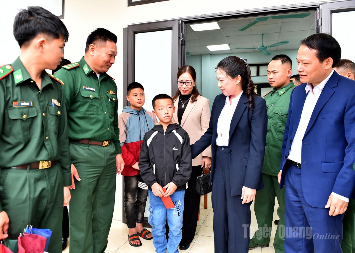 សមមិត្ត Le Thi Kim Dung អនុលេខាអចិន្ត្រៃយ៍គណៈកម្មាធិការបក្សខេត្ត បានចុះសួរសុខទុក្ខ និងសំណេះសំណាលជាមួយកូនចិញ្ចឹមរបស់ប៉ុស្តិ៍ឆ្មាំព្រំដែន Pho Bang។