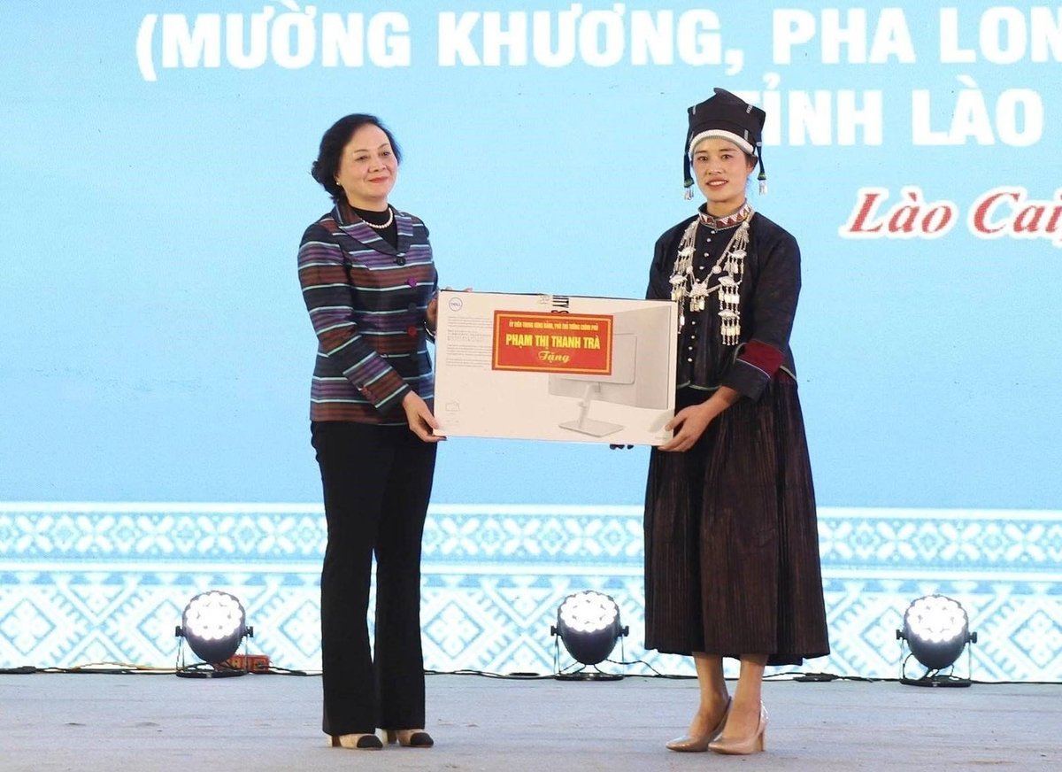 ທ່ານຮອງນາຍົກລັດຖະມົນຕີ ມອບຂອງຂວັນໃຫ້ໂຮງຮຽນອະນຸບານເມືອງເຟືອງ ເນື່ອງໃນໂອກາດວັນຄູຫວຽດນາມ ວັນທີ 20/11. Phó Thủ tướng tặng quà Trường Mầm non Mường Khương nhân kỷ niệm Ngày Nhà giáo Việt Nam 20/11. Ảnh: Hữu Huỳnh.