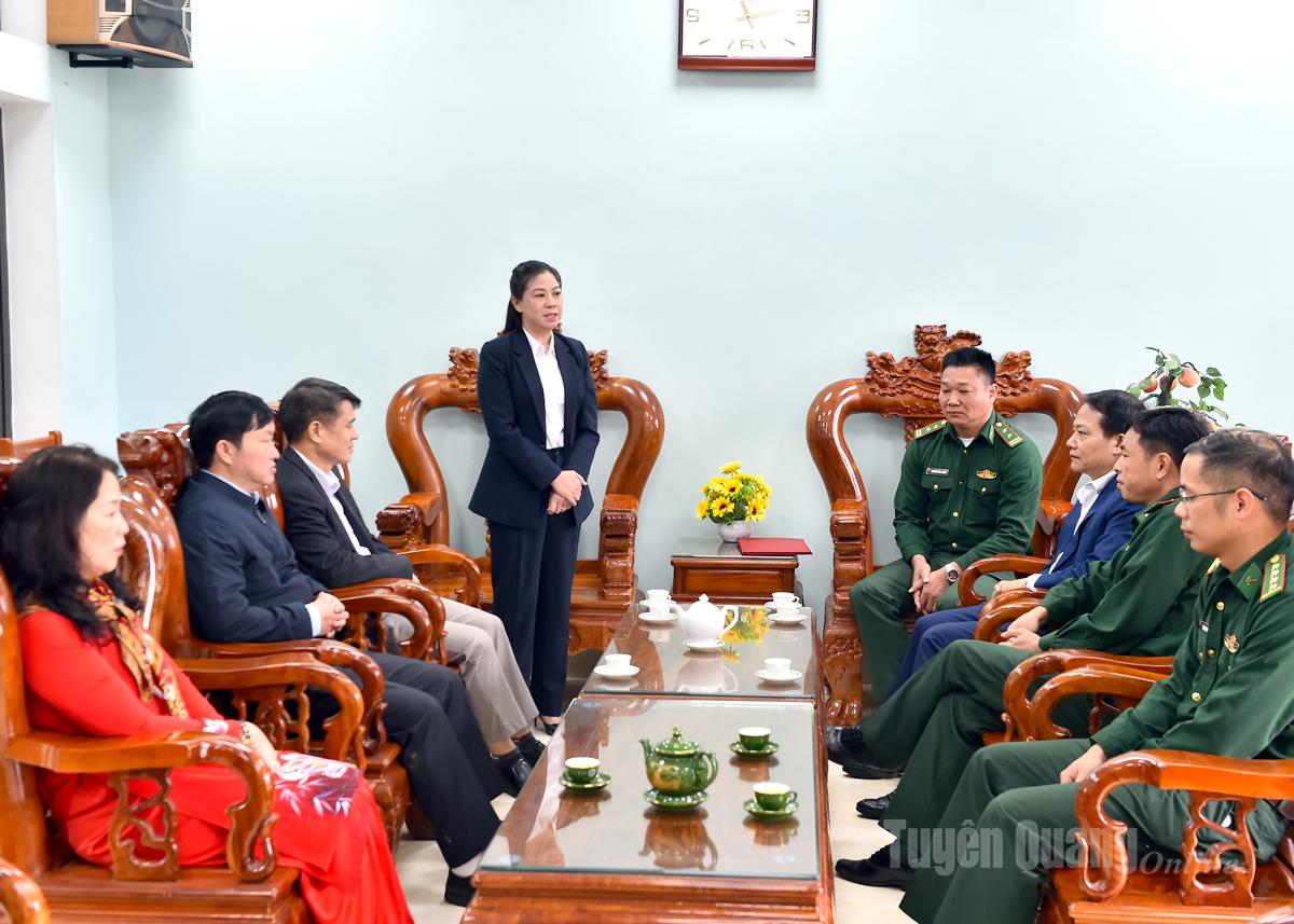 អនុប្រធានអចិន្ត្រៃយ៍គណៈកម្មាធិការបក្សខេត្ត Le Thi Kim Dung បានជួបសំណេះសំណាលជាមួយនាយទាហាន និងទាហាននៃប៉ុស្តិ៍ការពារព្រំដែន Pho Bang។