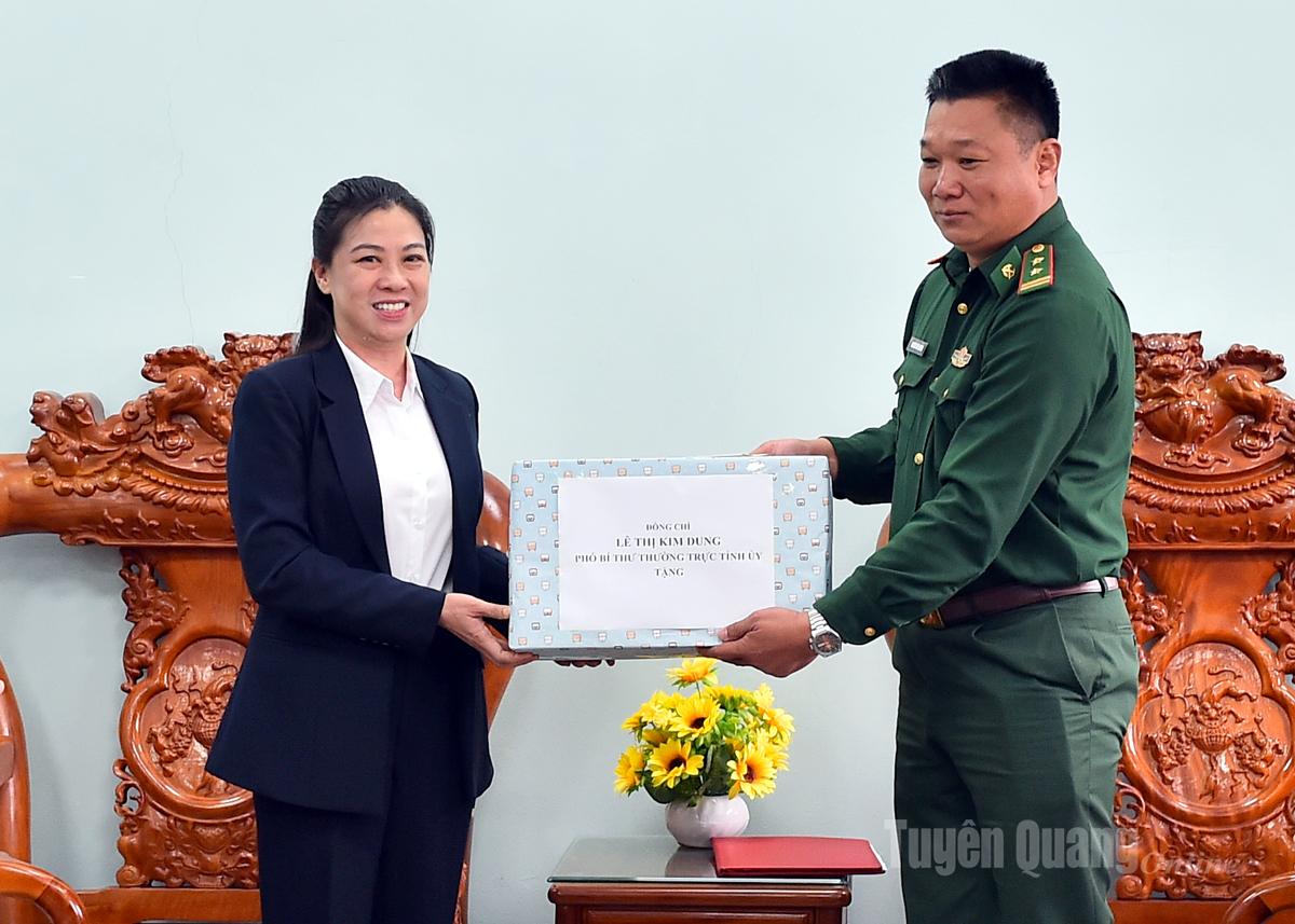 អនុប្រធានអចិន្ត្រៃយ៍គណៈកម្មាធិការបក្សខេត្ត Le Thi Kim Dung ជូនអំណោយដល់នាយទាហាន នាយទាហាននៃប៉ុស្តិ៍ការពារព្រំដែន Pho Bang។