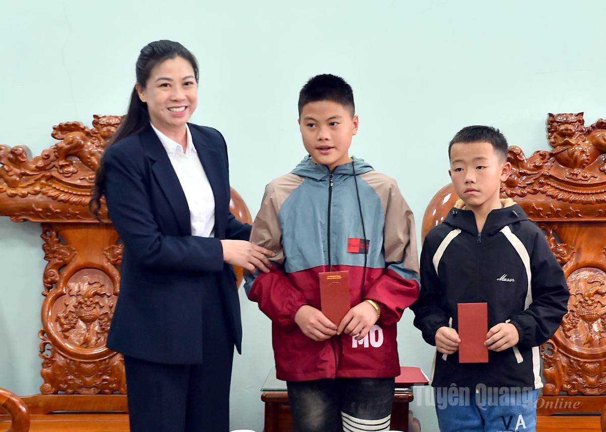 សមមិត្ត Le Thi Kim Dung លេខាអចិន្ត្រៃយ៍គណៈកម្មាធិការបក្សខេត្ត ជូនអំណោយដល់កូនចិញ្ចឹមនៅប៉ុស្តិ៍ការពារព្រំដែន Pho Bang។