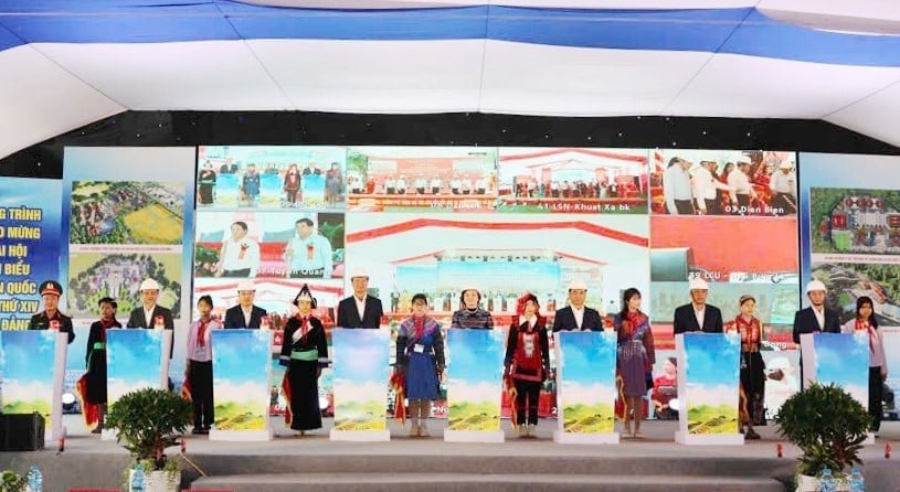 ບັນດາຜູ້ແທນກົດປຸ່ມເພື່ອເລີ່ມຕົ້ນການກໍ່ສ້າງໂຄງການໂຮງຮຽນ. ພາບ: ຮືງຮືງ. Các đại biểu nhấn nút khởi công các công trình trường học. Ảnh: Hữu Huỳnh.