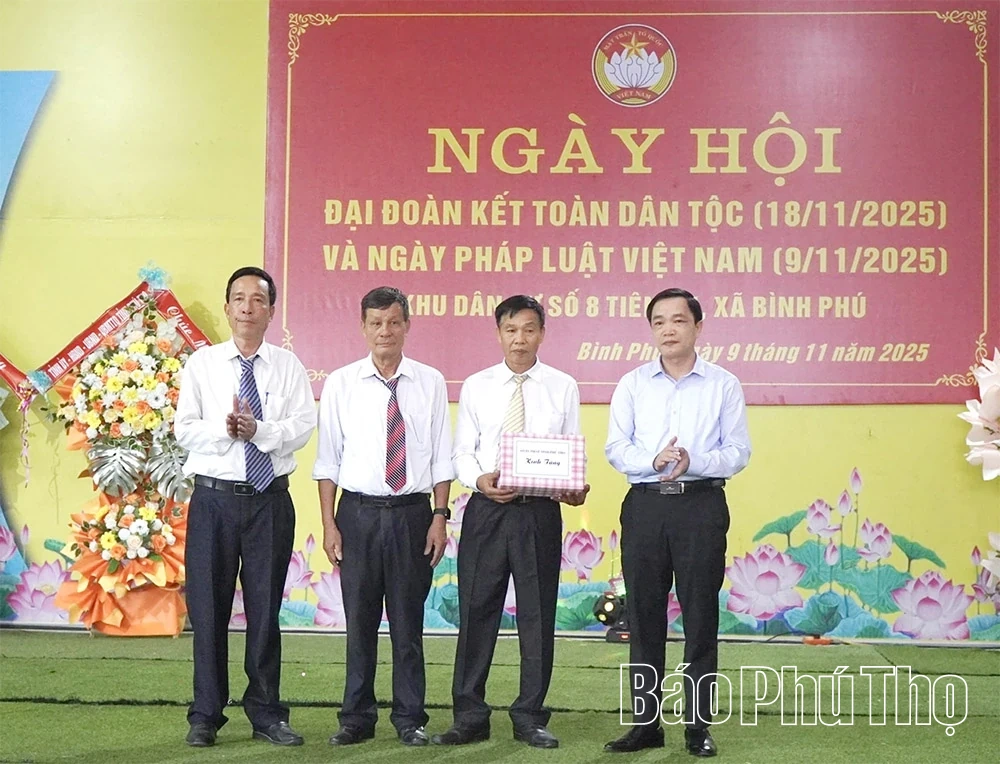 รองประธานสภาประชาชนจังหวัดเหงียน ถิ กัม ฟอง เข้าร่วมงานวันเอกภาพแห่งชาติในเขต 8 ตำบลเตี่ยนดู่ ตำบลบิ่ญฟู