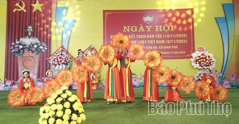 รองประธานสภาประชาชนจังหวัดเหงียน ถิ กัม ฟอง เข้าร่วมงานวันเอกภาพแห่งชาติในเขต 8 ตำบลเตี่ยนดู่ ตำบลบิ่ญฟู