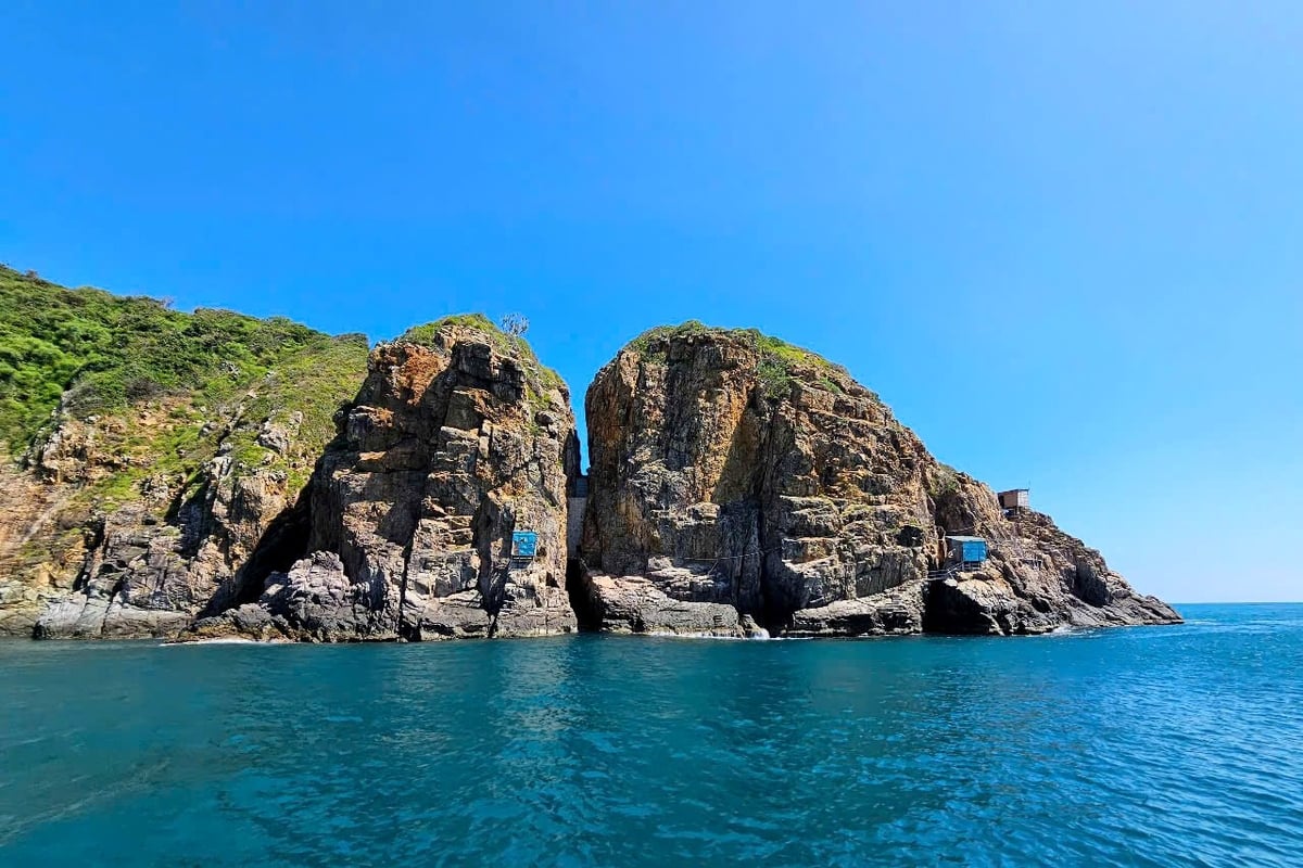 ແຂວງແຄ໋ງຮ່ວາ ມີເງື່ອນໄຂທຳມະຊາດທີ່ສະດວກສະບາຍເພື່ອພັດທະນາອາຊີບເຮັດຮັງນົກ. ຮູບພາບ: Kim So. Tỉnh Khánh Hòa có điều kiện tự nhiên thuận lợi phát triển nghề nuôi chim yến. Ảnh: Kim Sơ.