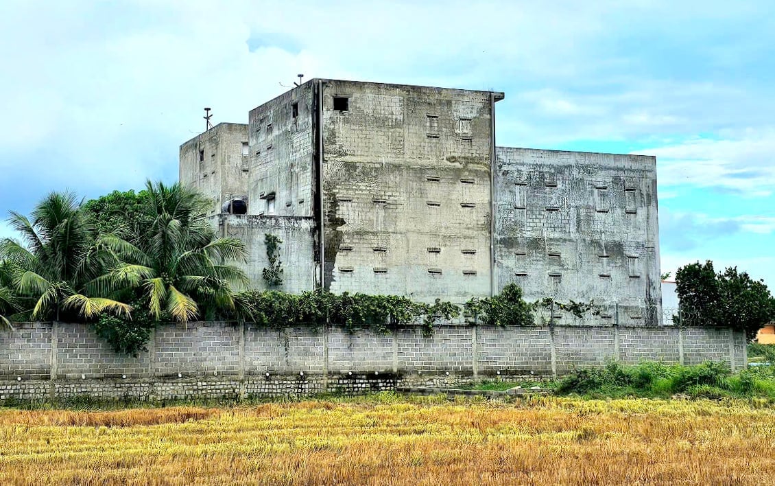 ເຮືອນກືນຢູ່ຄຸ້ມບ້ານບັກຢາງ, ແຂວງແຄ໋ງຮ່ວາ. ພາບ: ສະຖາປະນິກ. Nhà nuôi chim yến trên địa bàn phường Bắc Nha Trang, tỉnh Khánh Hòa. Ảnh: KS.
