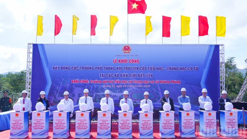 Os delegados realizaram a cerimônia de lançamento da pedra fundamental da Escola Primária e Secundária Interna de Huong Phung.