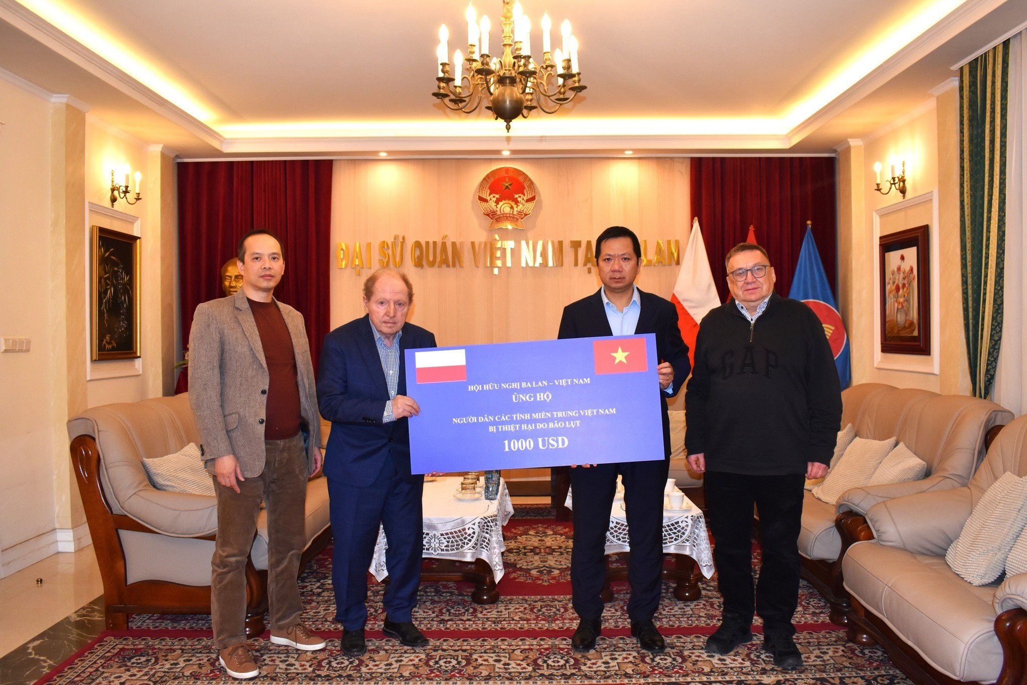 Vietnamese Ambassador to Poland Ha Hoang Hai receives donations for people in disaster-hit areas from Professor Tadeusz Iwinski, President of the Poland-Vietnam Friendship Association. (Photo: Vietnamese Embassy in Poland) Đại sứ Việt Nam tại Ba Lan Hà Hoàng Hải tiếp nhận số tiền ủng hộ đồng bào vùng thiên tai từ Giáo sư Tadeusz Iwinski, Chủ tịch Hội hữu nghị Ba Lan - Việt Nam. (Ảnh: Đại sứ quán Việt Nam tại Ba Lan)