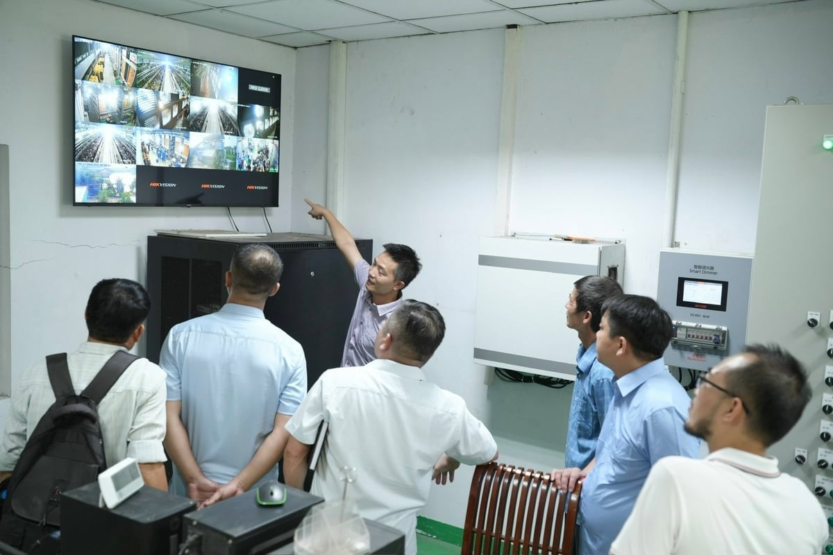 Pusat kawalan sistem automatik Delco Farm. Foto: Pham Minh. Trung tâm điều khiển vận hành hệ thống tự động của Delco Farm. Ảnh: Phạm Minh.