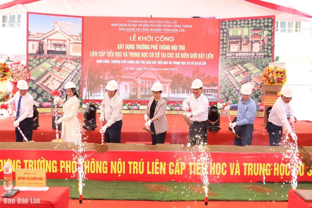 Deltagarna förrättade det första spadtaget för Ia Lop Primary and Secondary internatskola.