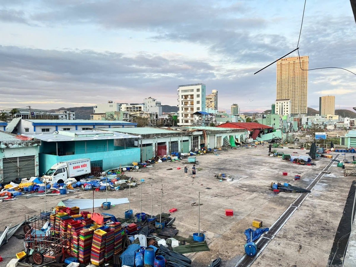 ພາຍຸໝາຍເລກ 13 ໄດ້ເຮັດໃຫ້ທ່າກຳປັ່ນຫາປາ Quy Nhon (Gia Lai) ຖືກທຳລາຍ. ພາບ: CCQN. Bão số 13 đẩy cảng cá Quy Nhơn (Gia Lai) vào cảnh hoang tàn. Ảnh: CCQN.