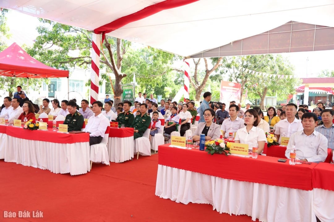 Delegater närvarar vid det första spadtaget