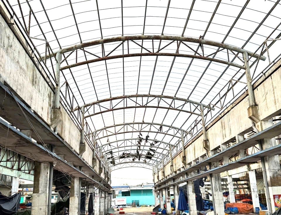 ເຮືອນກະດູກຂອງທ່າກຳປັ່ນຫາປາ Quy Nhon ຫລັງຄາຖືກພັດອອກໄປໝົດ ແລະແຜ່ນເຫຼັກຕິດທັງໝົດກໍພັດໄປ. ພາບ: CCQN. Nhà lồng của cảng cá Quy Nhơn bị tốc mái toàn bộ, bay hết tôn. Ảnh: CCQN.