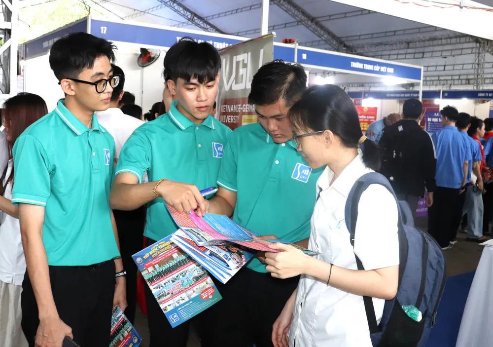 Програма, що поєднує відділи людських ресурсів з роботодавцями, приваблює багатьох молодих людей до участі.