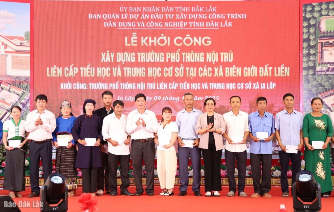 ... och ge gåvor till familjer i särskilt svåra omständigheter i Ia Lop kommun.