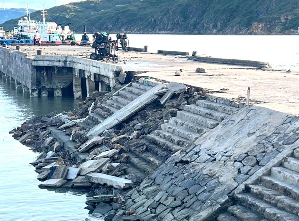 ພື້ນຖານໂຄງລ່າງຂອງທ່າເຮືອຫາປາ Quy Nhon ເສຍຫາຍຢ່າງໜັກໜ່ວງ. ພາບ: CCQN. Hạ tầng cảng cá Quy Nhơn hư hại nghiêm trọng. Ảnh: CCQN.