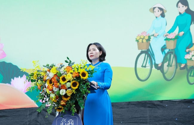 ស្ត្រីរាប់រយនាក់នៅរដ្ឋធានីសម្តែងនៅ Ao Dai៖ មរតក Ao Dai ចាំងពន្លឺ - រូបថត ១. Hàng trăm phụ nữ Thủ đô đồng diễn Áo dài: Di sản Áo dài tỏa sáng - Ảnh 1.